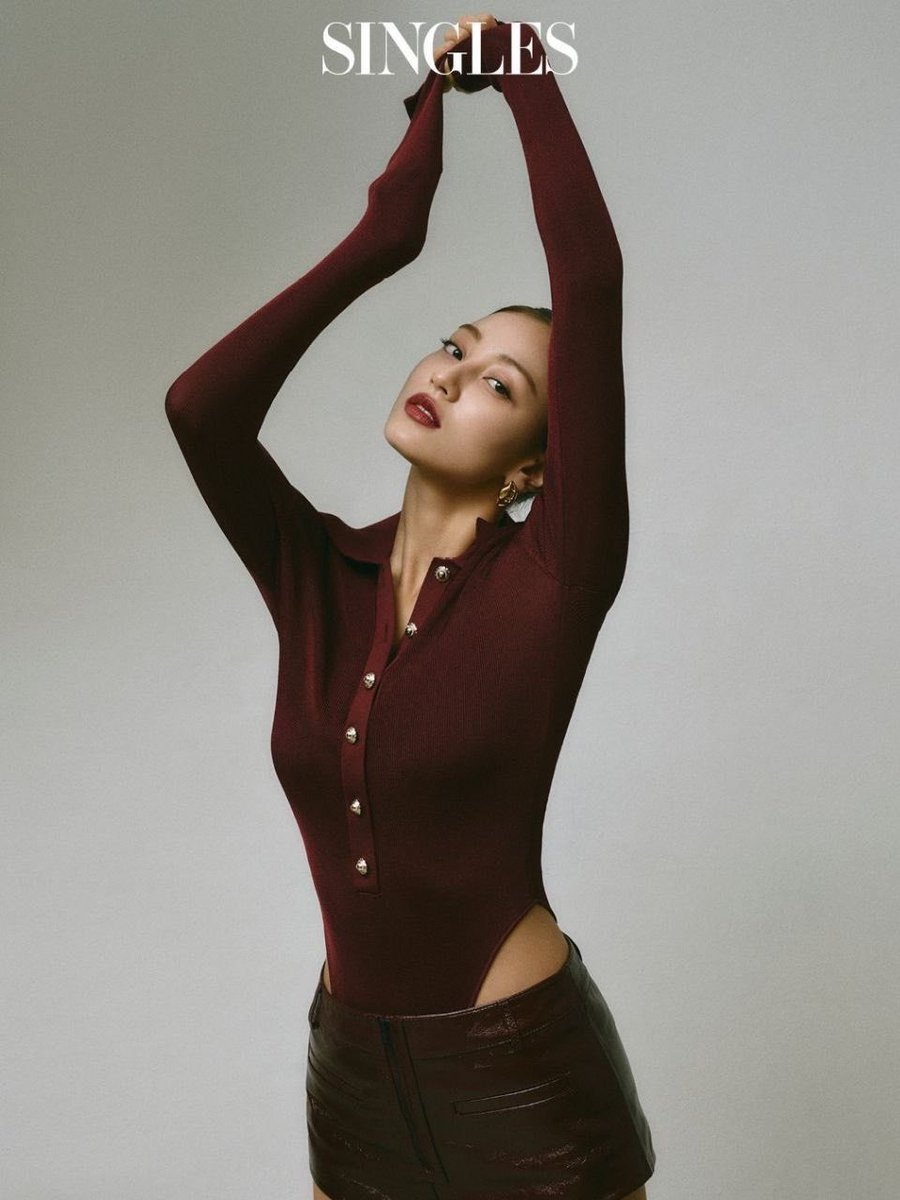 kewpideux's tweet photo. she loves this pose https://t.co/c8hNtf0O10