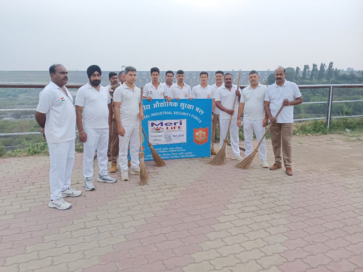 CISFWest's tweet photo. Building a cleaner future! CISF Unit UTPS Ukai champions #SpecialCampaign6 through Shramdaan, cleanliness drives &amp; awareness, promoting #JanBhagidari and a sustainable, cleaner #ViksitBharat.
@HMOIndia 
@MIB_India 
@SwachhBharatGov 
@swachhbharat 
@CISFHQrs https://t.co/e6CIEPioJ7