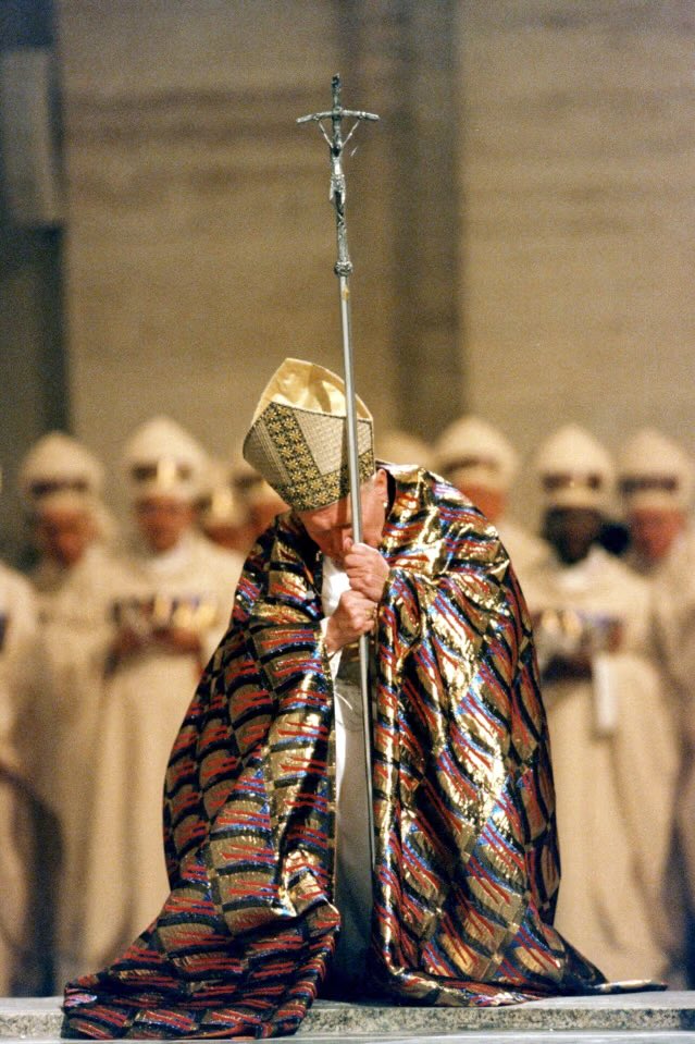 Rodriguetee__'s tweet photo. De #SanJuanPabloII me quedaré siempre con esta imagen.

El Papa acercándose al final de su vida, arrodillado, sostenido por la Cruz y portando una capa pluvial que sólo se ha visto en esa ocasión, la apertura del Jubileo del 2000.

Era 25 de diciembre de 1999. Ese día nací yo. https://t.co/sYGyBFdFxh