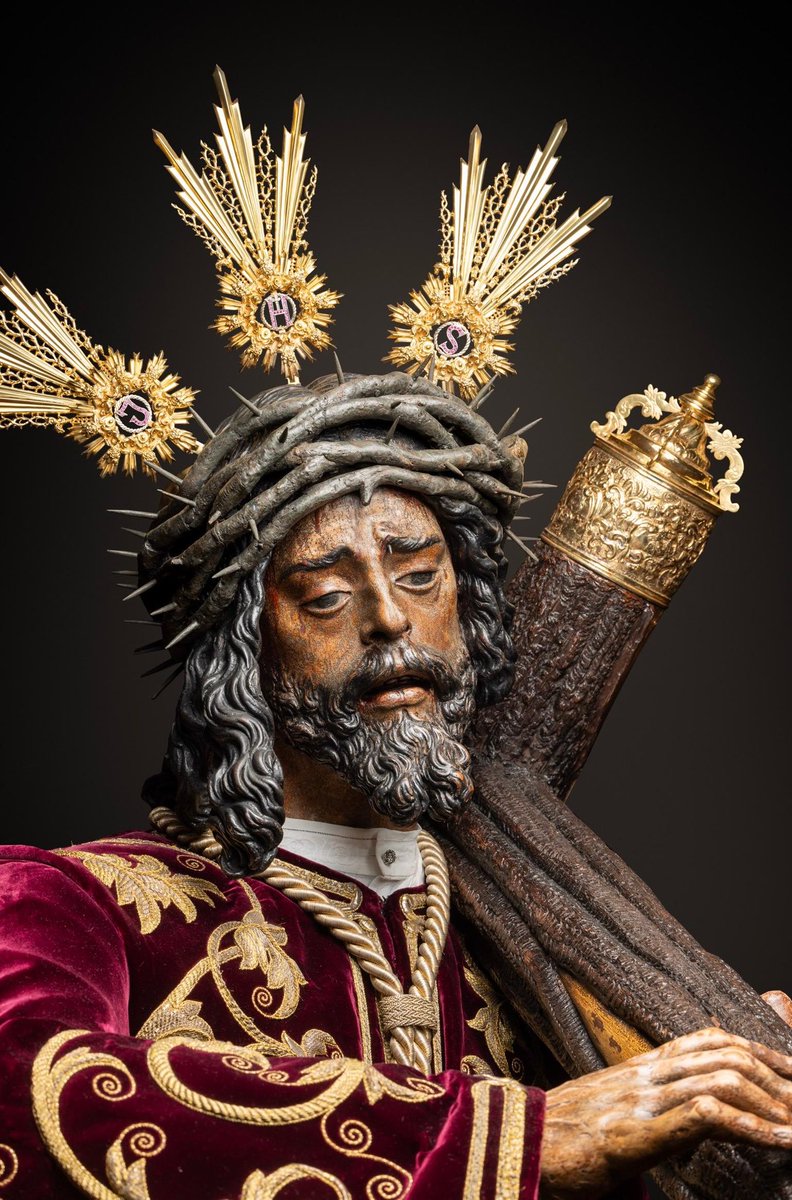 HdadGranPoder's tweet photo. 𝐅𝐄𝐒𝐓𝐈𝐕𝐈𝐃𝐀𝐃 𝐃𝐄 𝐒𝐀𝐍 𝐉𝐔𝐀𝐍 𝐏𝐀𝐁𝐋𝐎 𝐈𝐈

Hoy, 22 de octubre, esta Pontificia y Real Hermandad se une con gozo a la conmemoración de la festividad litúrgica de San Juan Pablo II.

En esta fecha se recuerda el inicio de su ministerio como Sucesor de Pedro, en 1978, motivo por el que la Iglesia fijó este día para honrar su memoria y su pontificado.

La actual Basílica Menor de Jesús del Gran Poder, edificada para acoger y dar cabida a la inmensa devoción que desde siglos atrás había profesado el pueblo de Sevilla a la Bendita Imagen del Señor, recibió este título mediante Breve Pontificio otorgado por San Juan Pablo II en Roma el 29 de diciembre de 1992.

“Miradlo a Él”.

#GranPoder2026