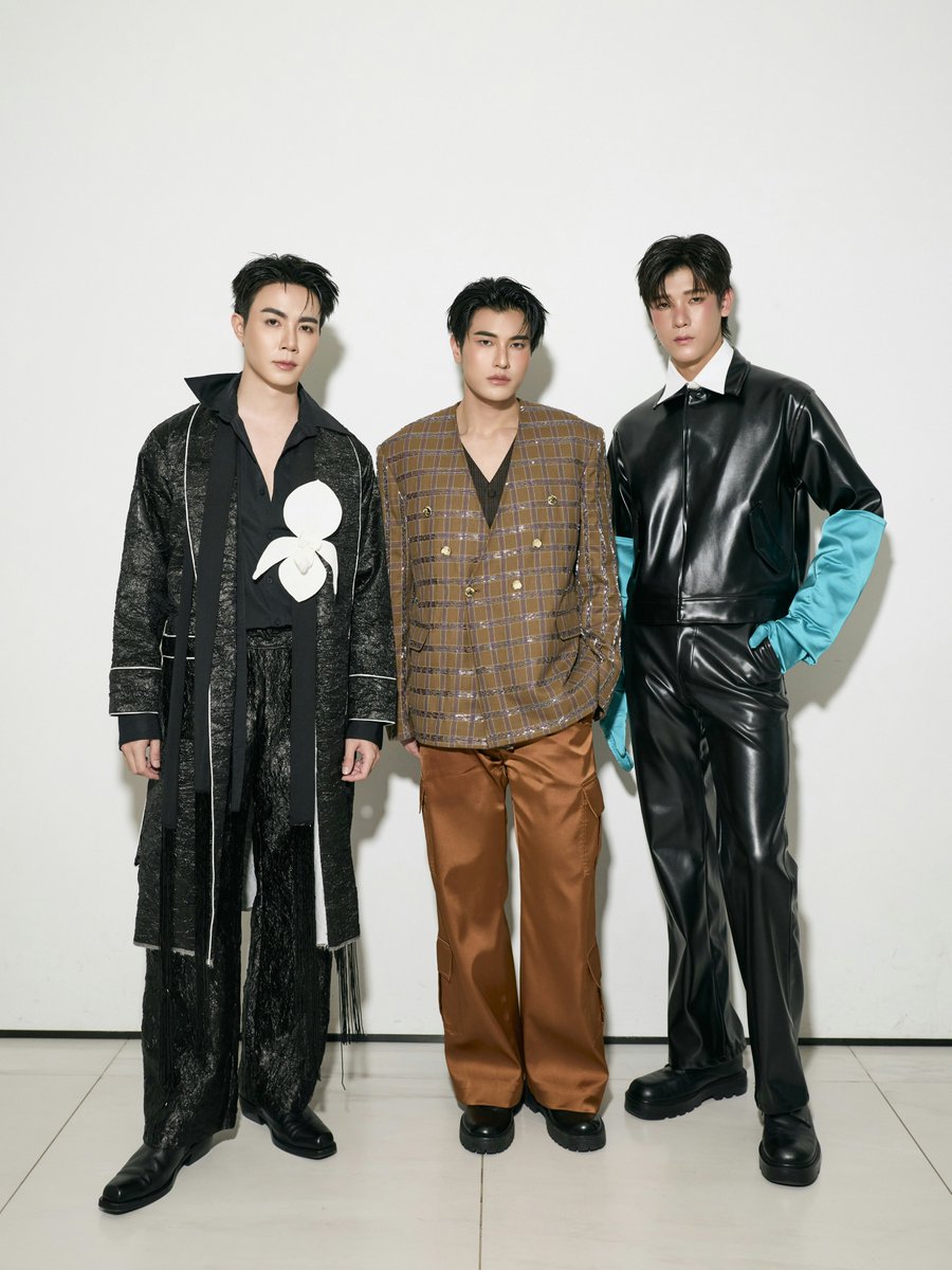 DomundiTV's tweet photo. “ซี” @zee_pruk “จิมมี่” @jimmy_jimmoi และ “ภูผา” @phuuulix ร่วมเดินแบบโชว์ Free To Be by ELLE Presented by XPENG Thailand ในงาน ELLE FASHION WEEK 2026 ✨

ZEE PRUK FREE TO BE EFW26
#ZeePrukatEFW26ICONSIAM

JIMMY FREE TO BE EFW26
#JimmyatEFW26ICONSIAM

PHUPHA FREE TO BE EFW26
#PhuphaatEFW26ICONSIAM
