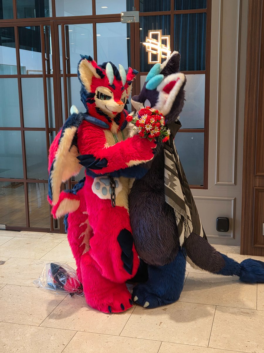 quuuuRT's tweet photo. 와 꽃이다!! 헉 용이다!!
나두 용인데?!?

@NAYOsuit 
@RIU_Archive 

#furraid https://t.co/FZAL2oXS6k