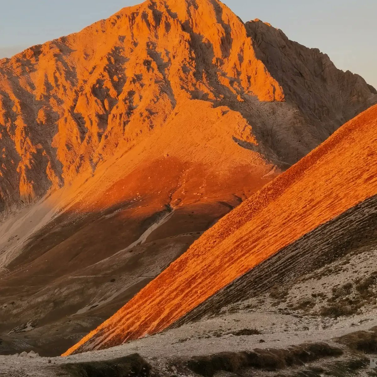 YourAbruzzo's tweet photo. Al #Rifugio Duca degli Abruzzi, sul #GranSasso, ci sono momenti in cui basta fermarsi e guardare: il tempo sembra rallentare insieme alla montagna.
📸IG valecoll_86
#viaggioinabruzzo #abruzzo #abruzzoturismo https://t.co/A6y3Dmr0oD