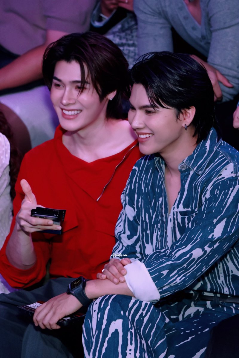 ashdmiao's tweet photo. The lighting in the show is too red 😂

FORTPEATatEFW26ICONSIAM

@fort_fts @peatwasu 
#FortPeat #Babyfeat 
#ELLEFashionWeek2026
#EFW26ATICONSIAM https://t.co/zUBqjyjJlr