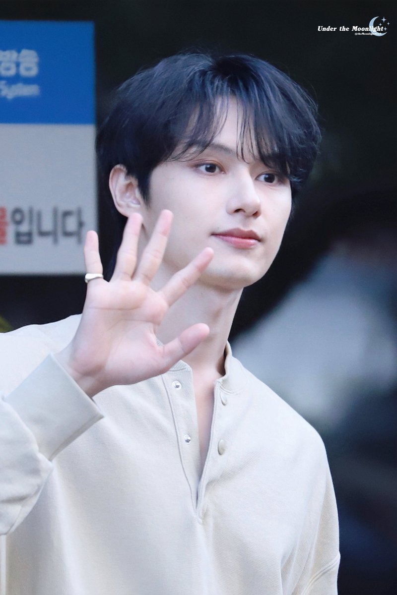 theMoonlight610's tweet photo. 240503 뮤직뱅크

👋

#준 #준휘 #문준휘 #文俊辉 #JUN #ジュン
#세븐틴 #SEVENTEEN https://t.co/h9jPpgkEK1
