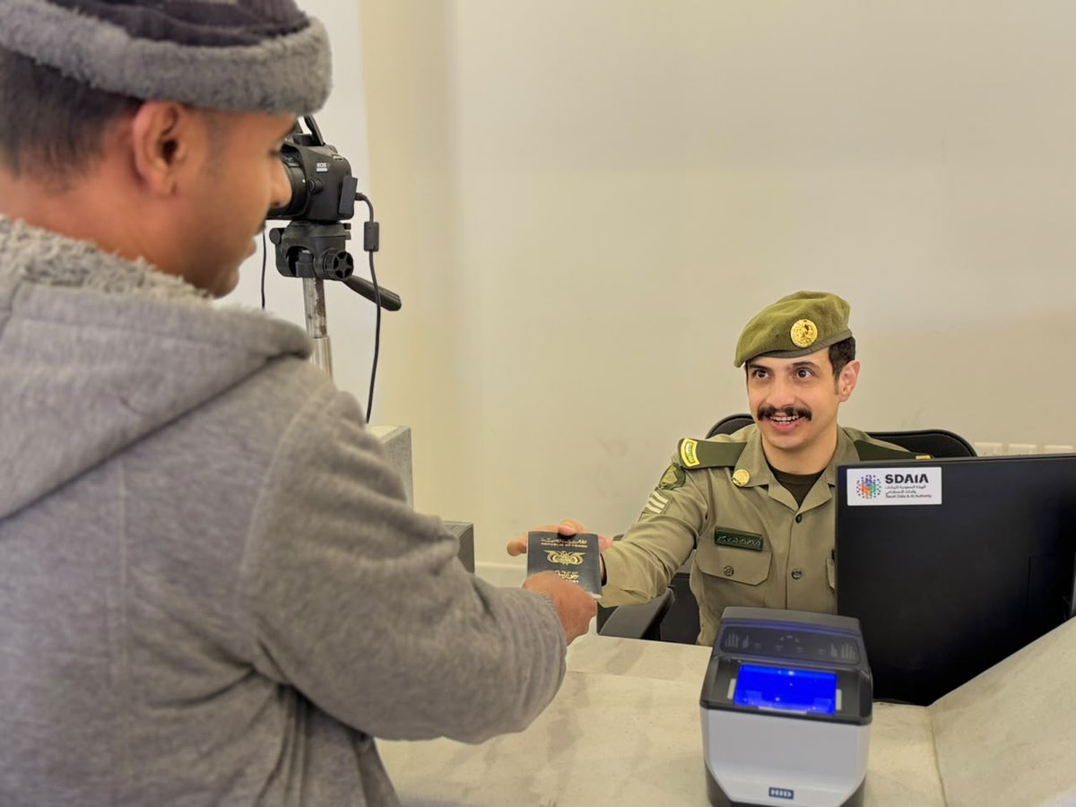 AljawazatKSA's tweet photo. 📍📷| جوازات منطقة عسير في خدمة المستفيدين من تصحيح أوضاع جميع الموجودين في المملكة بطرق غير نظامية من الجنسية اليمنية. https://t.co/kGjakvejhT