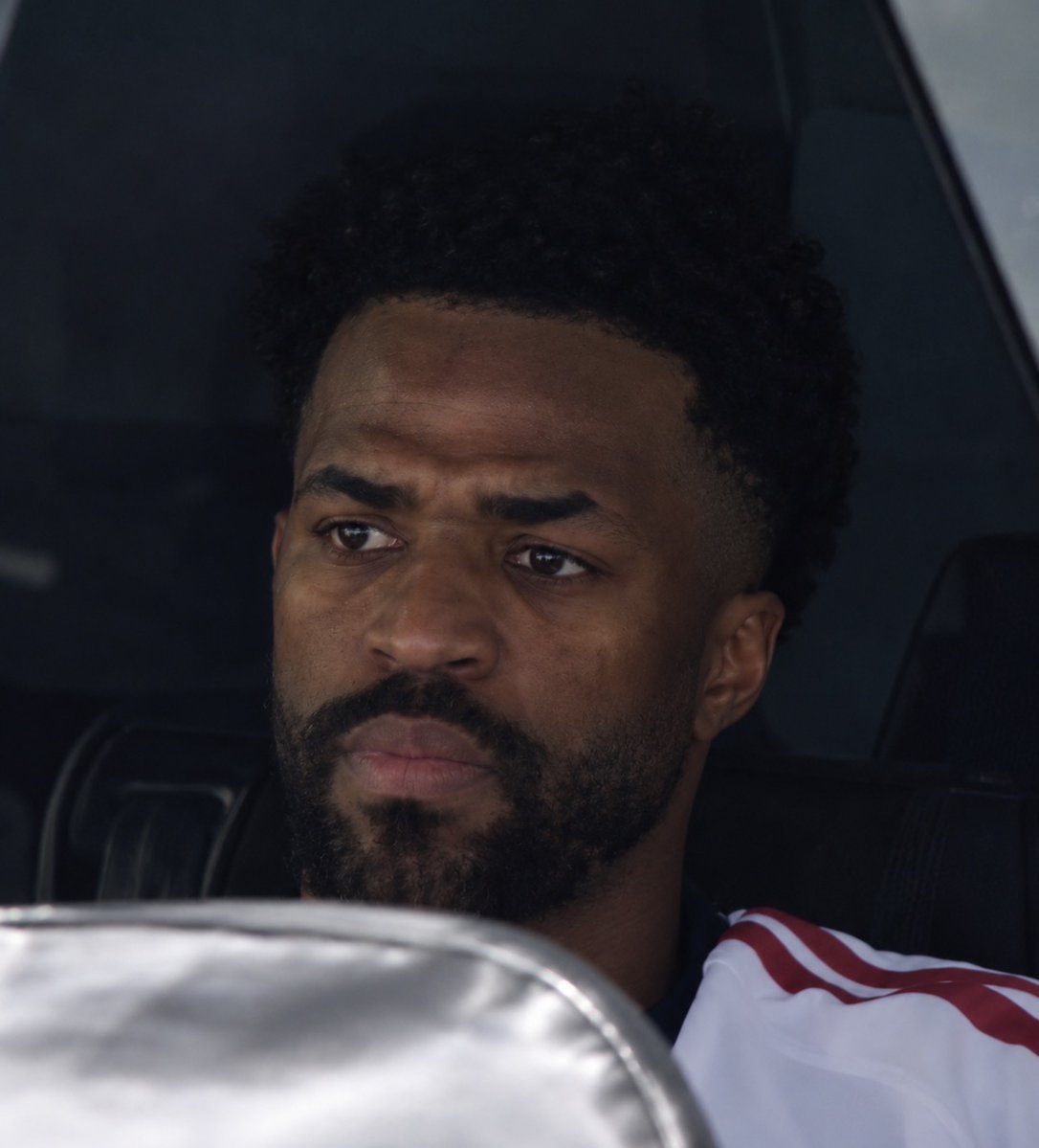 ColiflorRM's tweet photo. Vinícius está atravesando un bloqueo mental que va mucho más allá de lo futbolístico.

Una cosa es estar físicamente en forma y otra muy distinta es estar "sharp". Tener esa lucidez, confianza y velocidad mental que te permiten hacer cosas que los demás ni siquiera imaginan.

La solución no pasa por seguir dándole minutos a ratos, esperando que algún regate le devuelva la confianza.

Necesita desaparecer del foco durante un mes. Recibir ayuda profesional. Estar con sus amigos, recuperar sensaciones positivas y reencontrarse con aquel chico que disfrutaba regateando sin pensar en las consecuencias.

A veces necesitas alejarte de aquello que amas para recordar por qué lo amabas.

Y tengo la sensación de que, si Vini vuelve a sentirse Vini, el futbolista volverá solo.