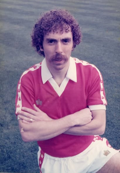 BarnsleyFCOTD's tweet photo. On this day in 1976, Reds Manager Jim Iley signed Graham Pugh from Chester. He made his debut 4 days later but was injured and substituted. During the next 4 seasons he made 143 appearances, scoring 9 goals. #BarnsleyFC #GrahamPugh https://t.co/uAzrbTjula