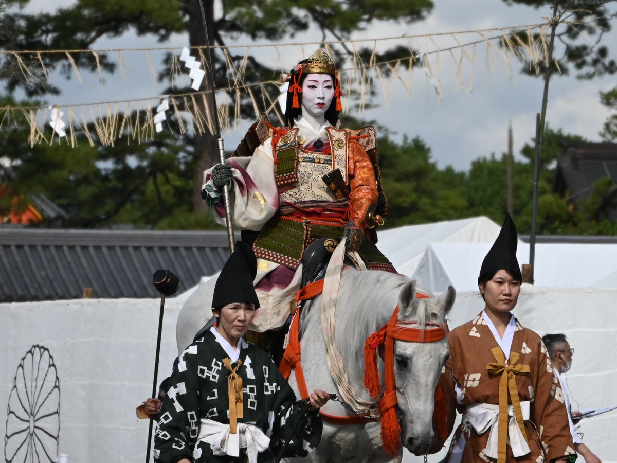 gyoen_info's tweet photo. 京都三大祭のひとつ、時代祭が本日行われました。厳密な時代考証のもと作られた明治維新〜平安時代の衣装姿の行列が京都御所・建礼門前を出発、平安神宮へ向かいました。

今年は豊臣秀吉の重臣長束正家や藤原公卿参朝列の殿上人、小野小町等の衣装が新調・補修され、観覧の人々の注目を集めました。 https://t.co/qBWJKoVj8b