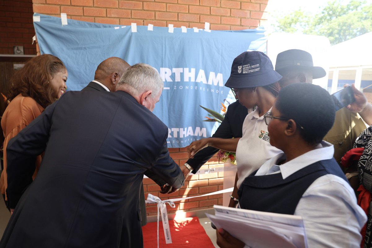 DMPR_ZA's tweet photo. Minister of Mineral and Petroleum Resources, Gwede Mantashe, today officially handed over the Ramokoka Clinic to the Department of Health and the community of Ramokoka. The clinic, built by Northam Platinum Zondereinde, is an SLP project aimed at giving mining a human face. https://t.co/7pHdnEqIgk
