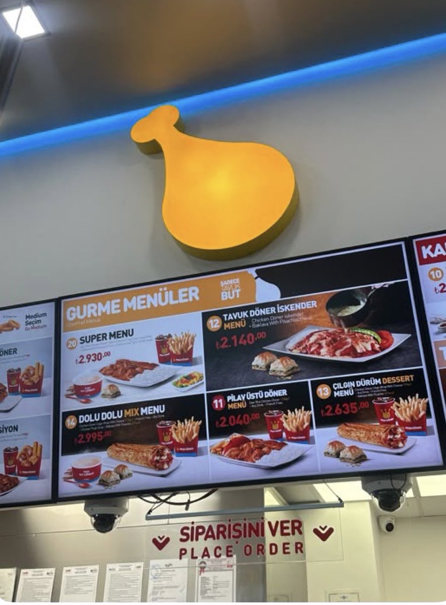 AynurBasmann's tweet photo. İstanbul Havalimanı’nda bulunan bir dönercideki fiyatlar:

• Tavuk iskender menü: 2140 TL
• ⁠Pilav üstü döner menü: 2040 TL’ye döner satan firmanın
 
Ak Parti “Milletinvekili” 
Bayram Şenocak ait olduğu öğrenilmiş. https://t.co/xWBzIFP4RK