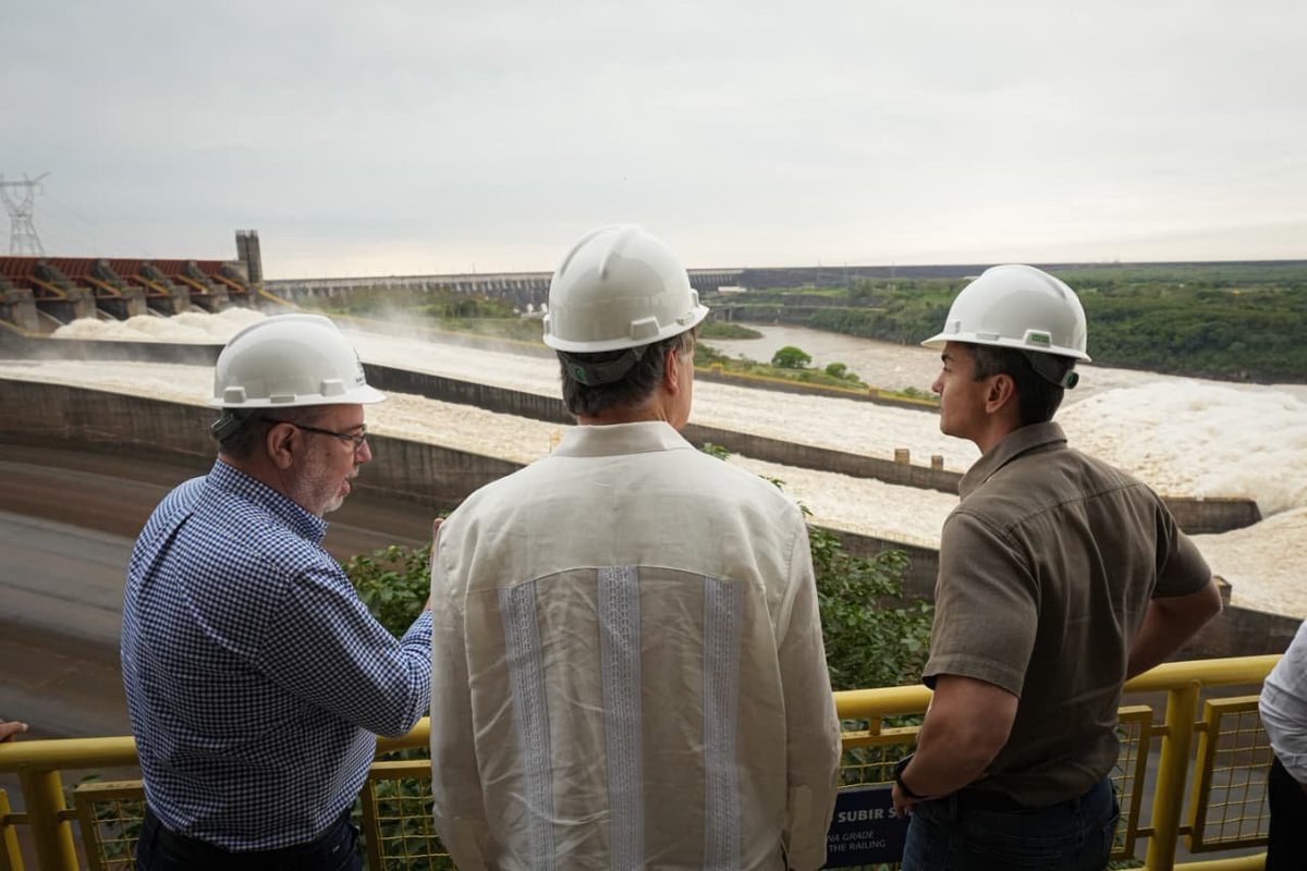 CuartoPoder_Py's tweet photo. 🔴 SEÑALAN AL GOBIERNO POR AUMENTAR TARIFAS Y PONER A LA ANDE AL BORDE DEL COLAPSO ENERGÉTICO
Vía @abcdigital

◾El Ing. Leopoldo Melo, exjefe técnico de la @ebypy, sostuvo que el presidente Santiago Peña afectó severamente las finanzas de la ANDE tras acordar tarifas más caras en Itaipú y Yacyretá, perdiendo la credibilidad para impulsar una reforma energética.

◾Según el especialista, el Gobierno negoció un sobrecosto en la tarifa de Itaipú de US$ 19,28 por kW-mes —en lugar de bajar a US$ 8,87 como estipula el Anexo C—, lo que representaría un impacto fiscal estimado en US$ 380 millones para 2026.

◾Asimismo, señaló que en Yacyretá la ANDE pasó de pagar US$ 22,63 a US$ 28 por MW hasta 2029, limitando además el retiro de potencia nacional a solo 425 MW y desaprovechando las adecuar de barras de la central.

◾El técnico advirtió que mientras el Ejecutivo dispone de recursos para programas sociales, la estatal eléctrica quedó en una situación financieramente crítica que podría derivar en un eventual colapso energético.

◾Melo concluyó que la actual gestión perdió el respaldo moral y la confianza del sector, afirmando que solo una administración futura con personas más íntegras podrá revertir el escenario del sistema eléctrico nacional.
@ANDEOficial