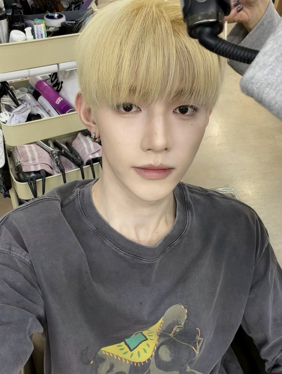 mochiirang's tweet photo. zhang hao bubble update showing us his freshly bleached hair https://t.co/4OoyWk2Ega