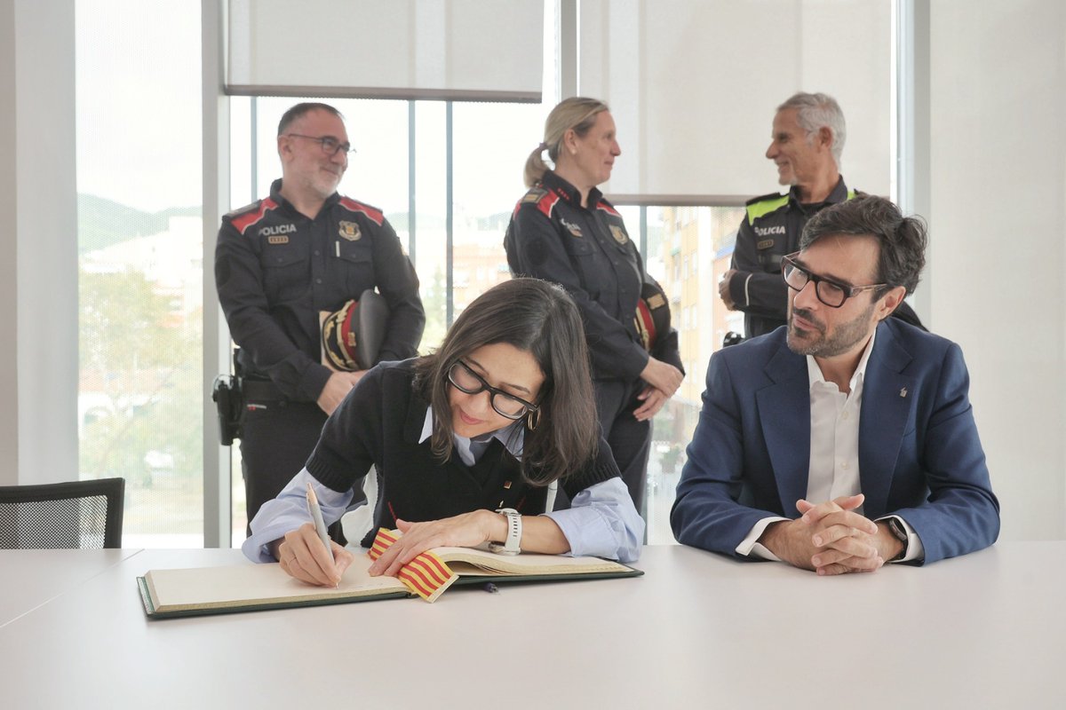 interiorcat's tweet photo. La consellera @nuriaparlon ha visitat l’@ajpremiademar on ha signat el Llibre d’Honor i ha mantingut una reunió de treball amb l’alcalde, Rafa Navarro.

Durant la trobada, l’alcalde li ha presentat el projecte de la nova comissaria de la Policia Local del municipi. https://t.co/yET0pL4zE0