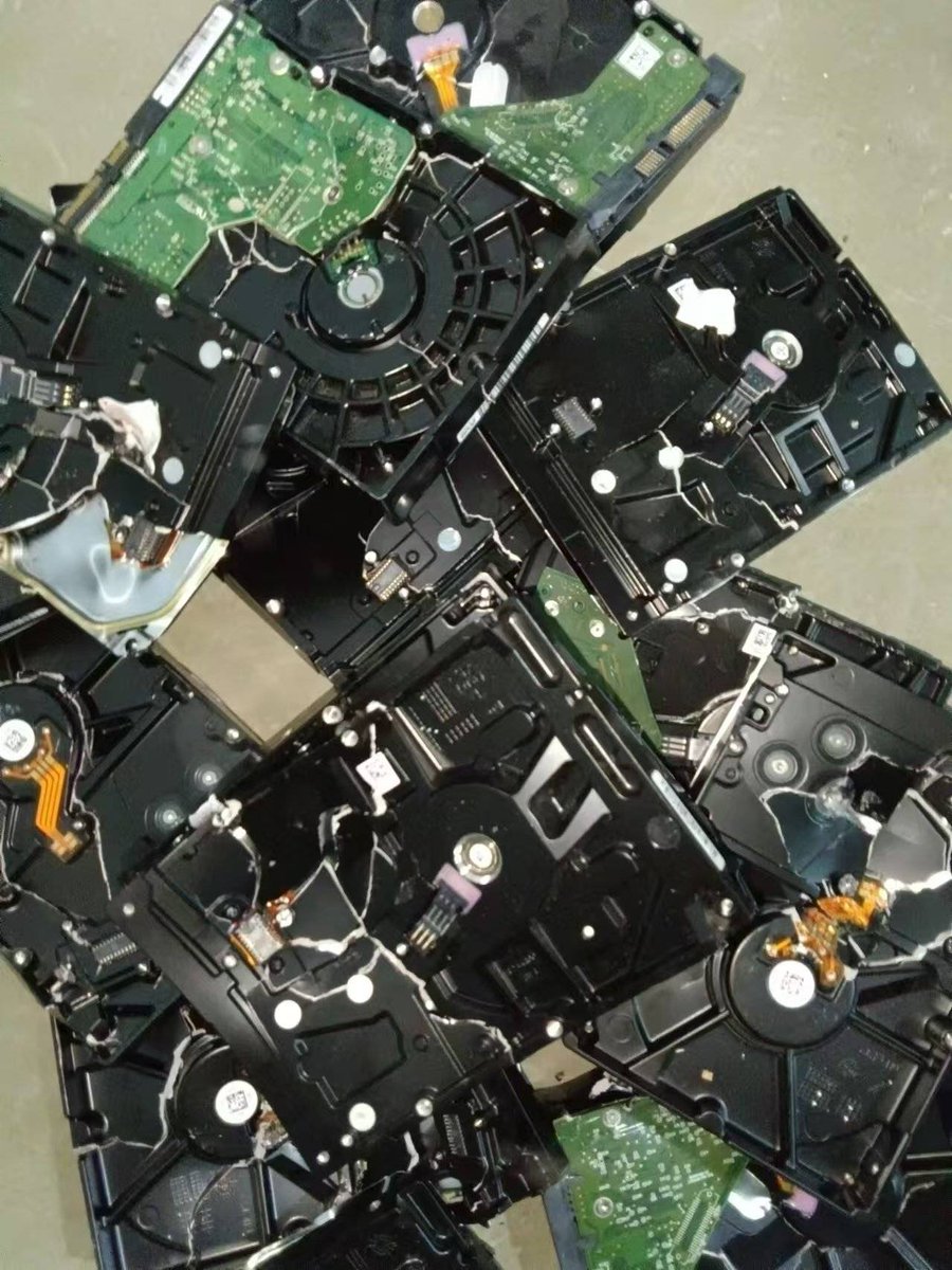 mocatama12's tweet photo. [現場では地面を泄し、穴を挖き、重要なデータが入ったHDDを刭じるための専用ツールが使われていた！]， https://t.co/v5qm1hN28E