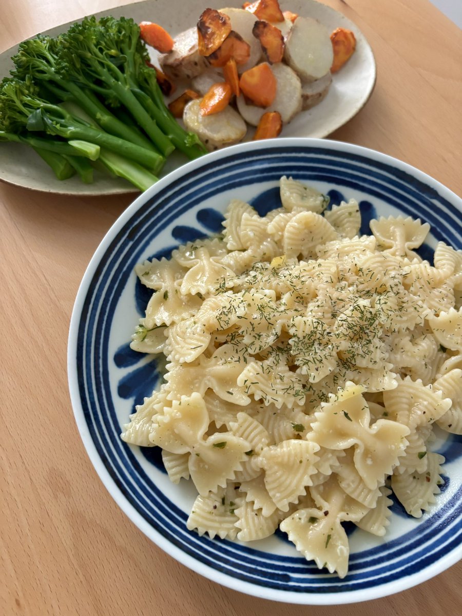 ybukkoly's tweet photo. 友達からレモン麹とバターで作るパスタがおいしいと教えてもらったので、冷蔵庫にある物で作ってみた。レモン麹+バタ���+バジル(オリーブオイルと��ぜて冷凍してたやつ)+ペコリーノロマーノ+胡椒。簡単でめっちゃおいしいやん。最高！ごちそうさまでした！ #晩ご飯 https://t.co/6hcplxIt9Z