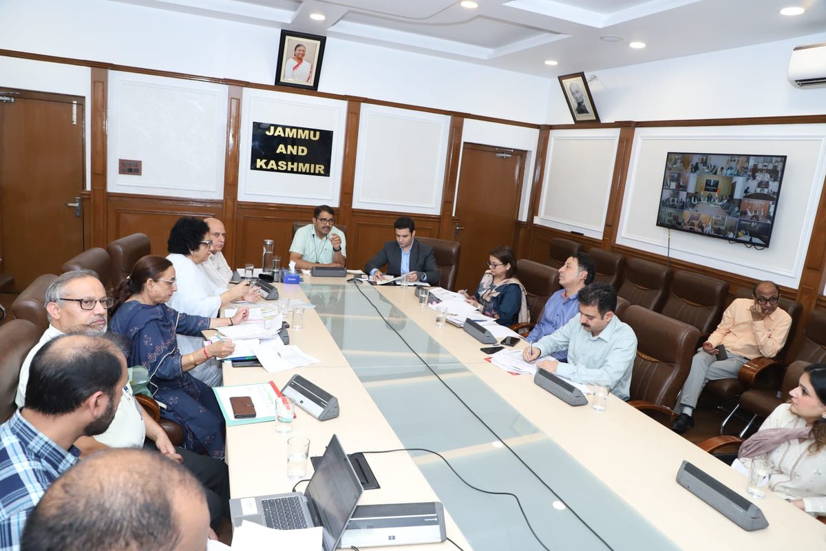 NHMJK5's tweet photo. Comm/Secy H&amp;ME, Sh. Saugat Biswas, chaired a highlevel review of Pradhan Mantri TB Mukt Bharat Abhiyan in J&amp;K. MD NHM J&amp;K @AtharAamirKhan , presented a detailed PPT on progress, screening, &amp; key operational goals.
Together for a TB-Free Tomorrow! TBMuktBharat. @MoHFW_INDIA https://t.co/jVCedBoSto