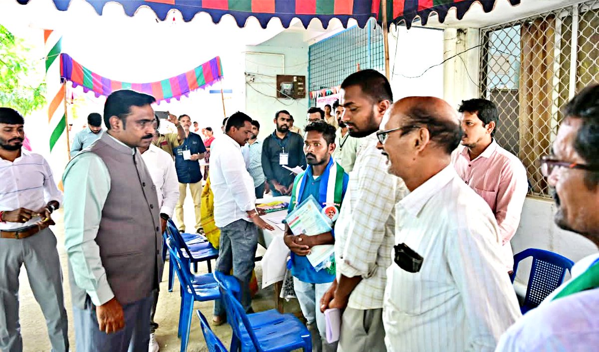 DEOPVPManyam's tweet photo. 🗳️✅ నామినేషన్ల ప్రక్రియ ప్రశాంతంగా, పారదర్శకంగా సాగాలి : జిల్లా ఎన్నికల అధికారి మరియు జిల్లా కలెక్టర్ డా. ఎన్. ప్రభాకర రెడ్డి గారు.
#MunicipalElections2026 #NominationProcess #ElectionManagement #ElectionSecurity #TransparentElections #DistrictCollector https://t.co/anTxbkdtgc