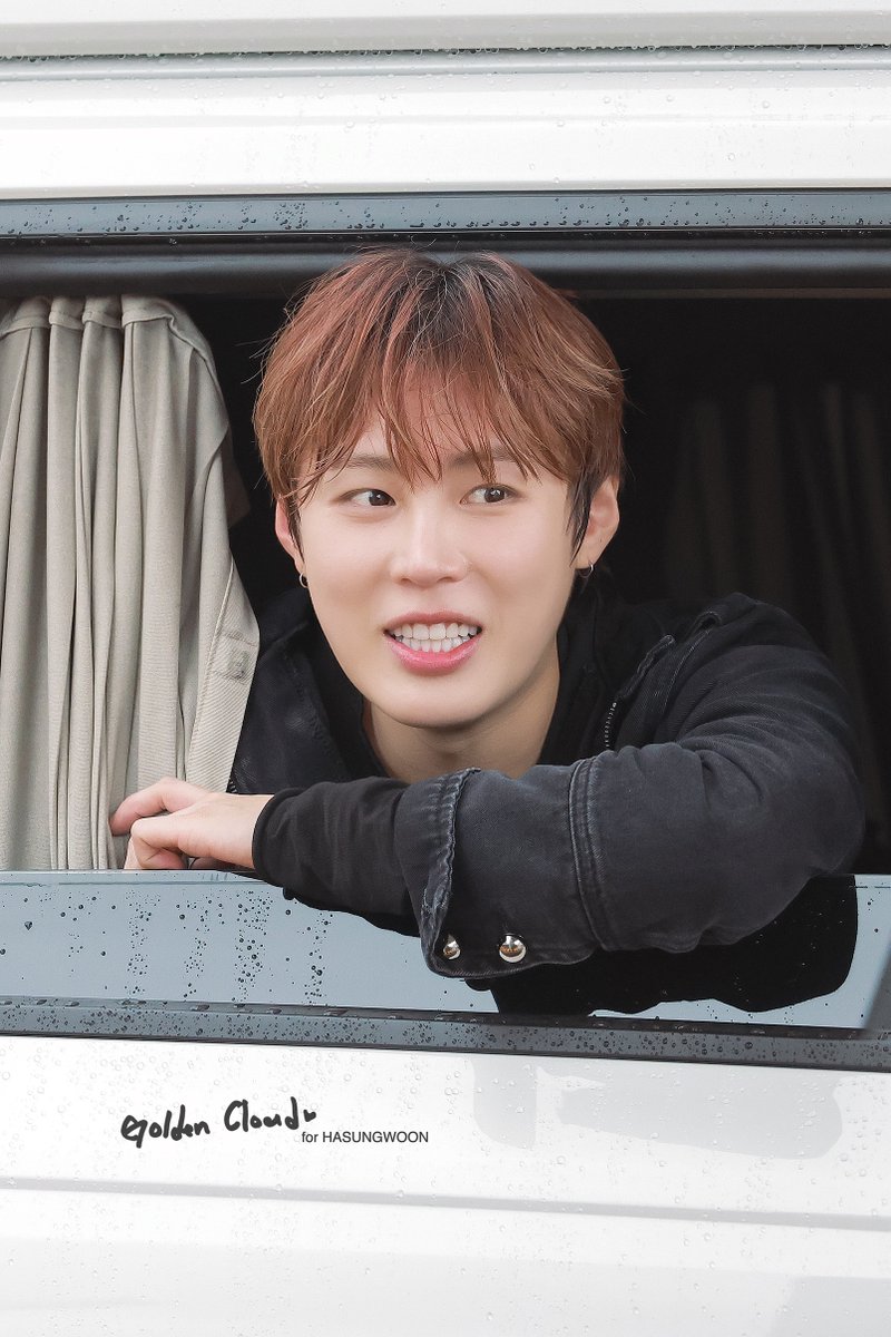 GoldenCloud0322's tweet photo. @gooreumseng 261018 하성운 NOL FESTIVAL  
#하성운 #HASUNGWOON #NolFestival #놀페스티벌 https://t.co/QBCjmvSNfC