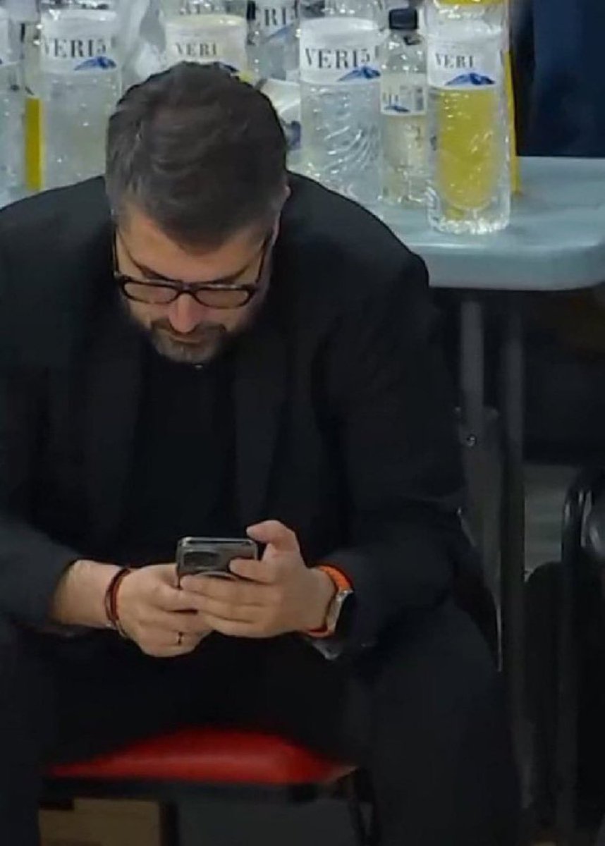 Real_JimmyGreen's tweet photo. Τώρα γράφουμε….για τον Σχοινά που έκανε προπόνηση με ρούχα του παναθηναϊκού. https://t.co/ITKIEIa3EF