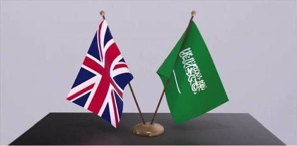 SaudiNews50's tweet photo. تصريحات بريطانية مهمة بشأن السعودية:

• أرسلنا أنظمة دفاع جوي وطائرات للتزود بالوقود إلى السعودية.

• مقاتلات «تايفون» ستنفذ مهام دفاعية جوية في المملكة.

• دعمنا العسكري صُمم لمساندة حليفتنا السعودية في هذه اللحظة الحساسة.

• شهدنا اعتداءات الحوثيين على البنية التحتية والمطارات السعودية، وما أسفرت عنه من سقوط ضحايا.

-