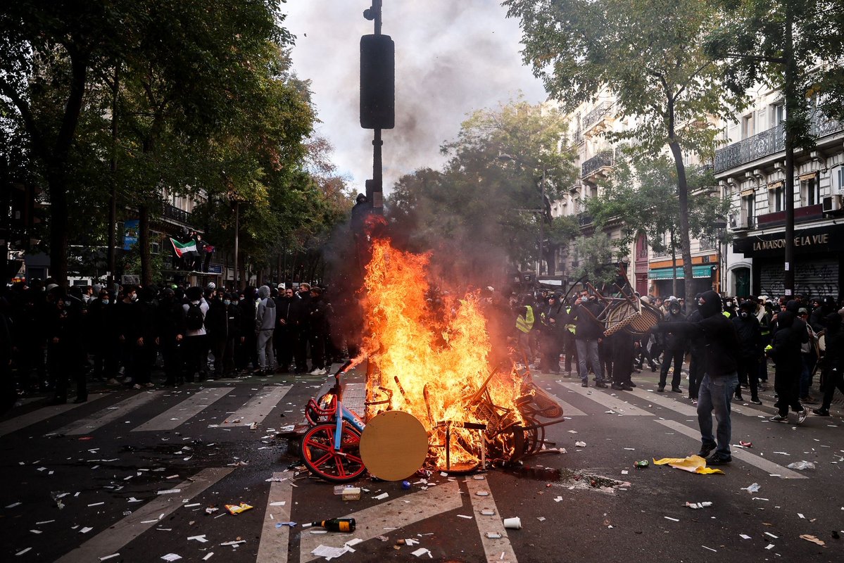 CerfiaFR's tweet photo. 🚨🇫🇷 FLASH | Toutes les manifestations "non légitimes", soit non-organisées par des syndicats seront INTERDITES, annonce Emmanuel Macron. https://t.co/LBKsxGV3a7