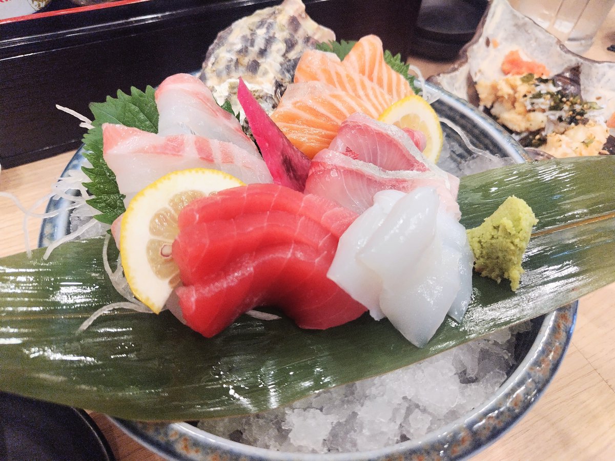 junJuly08's tweet photo. 26.10.21の2軒目
🥢刺身5種盛り
🥢イカゲソ天ぷら
🥢鰻出汁巻き
🥢海鮮こぼれ
なんかやっぱり居酒屋落ち着く
どれもおいしかった リピ確かな
🍀
＃外ごはん
＃外飲み
＃料理好きな人と繋がりたい
＃life_is_eating_delicious_food
＃on_a_long_break https://t.co/oGTXPddSRC