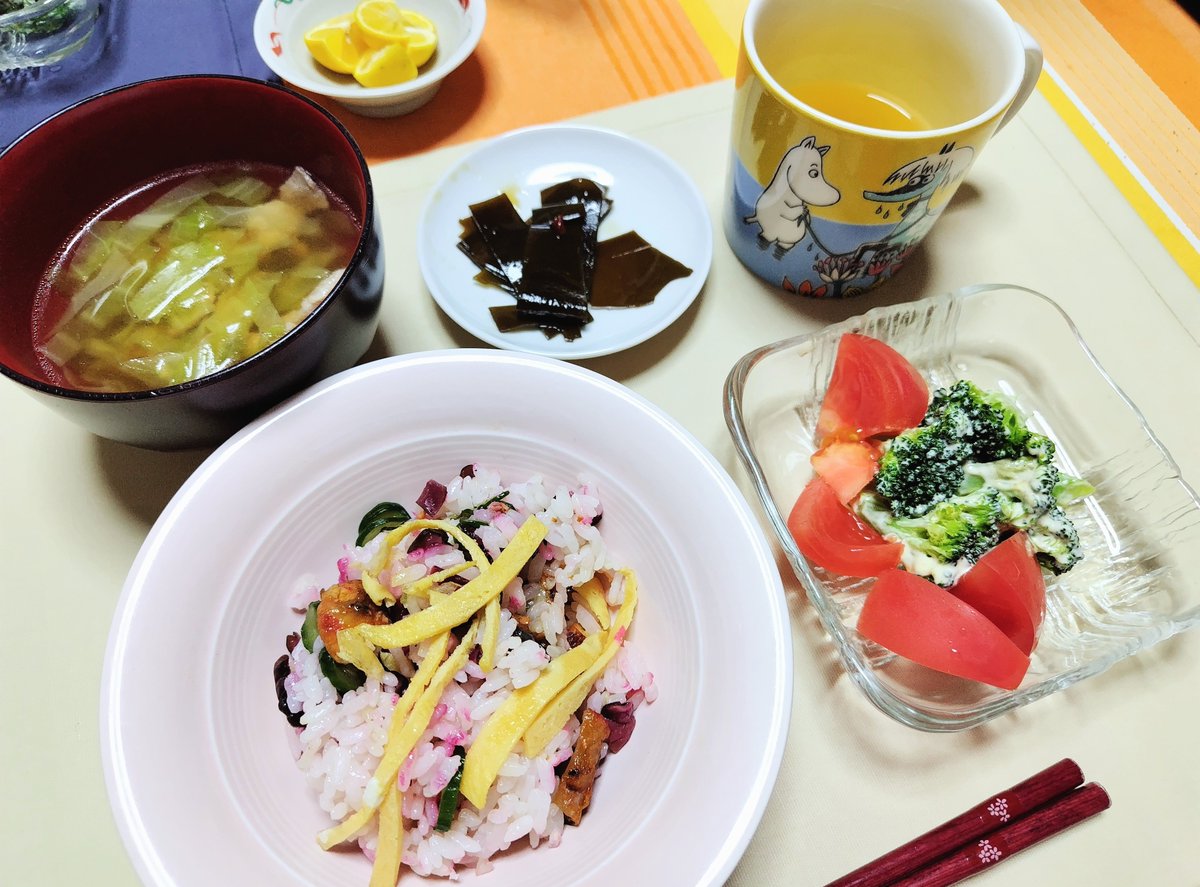 junJuly08's tweet photo. 26.10.22の晩ごはん
🥢きのうのちらし寿司
🥢キャベツと豚肉スープ
🥢ブロッコリーとトマトのサラダ
🥢出汁昆布の佃煮
ママン作
まだ控えめごはん
リクエストしたスープ おいしかった
🍀
＃おうちごはん
＃料理好きな人と繋がりたい
＃ベジプロファースト
＃life_is_eating_delicious_food
＃on_a_long_break