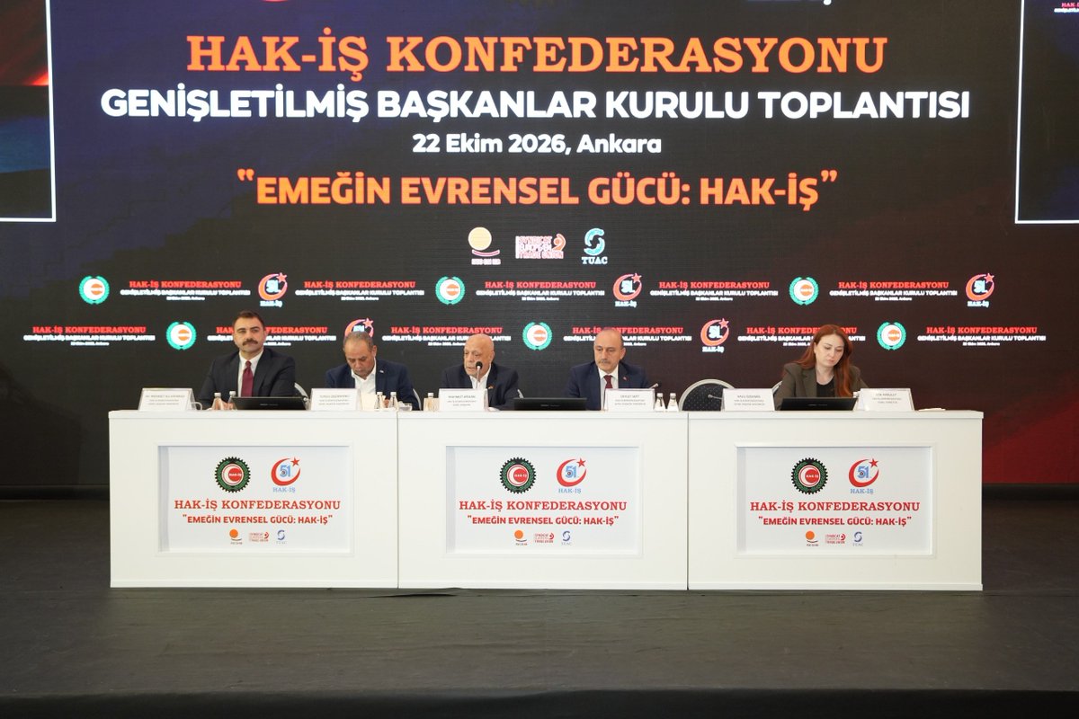 devletsert's tweet photo. HAK-İŞ Konfederasyonumuzun 51. kuruluş yıl dönümü kapsamında, Filistin’e Destek Platformu Dönem Başkanı Sayın Osman Nuri Kabaktepe’nin katılımıyla Genişletilmiş Başkanlar Kurulu Toplantımızı gerçekleştirdik.

Toplantımızda, HAK-İŞ’in yarım asrı aşan mücadele birikiminden aldığımız güçle, kurumsal yapımızı daha da güçlendirme, teşkilatımızın birlik ve dayanışmasını pekiştirme ve gelecek nesillere daha güçlü bir HAK-İŞ bırakma hedeflerimizi kapsamlı şekilde değerlendirdik. Köklü mirasımızı koruyarak geleceğe taşıma sorumluluğuyla, emek mücadelemizi büyütecek adımları ve önümüzdeki dönemin önceliklerini ele aldık.

Birlik ve dayanışma ruhuyla gerçekleştirdiğimiz toplantımızın, Konfederasyonumuzun hedeflerine ve ortak mücadelemize güç katmasını diliyor, toplantımıza katkı sunan tüm teşkilat mensuplarımıza teşekkür ediyorum.