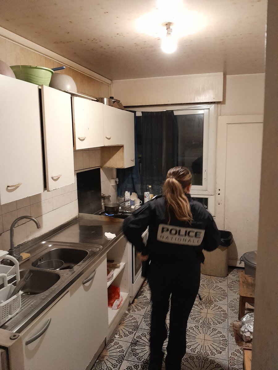 Prefet95's tweet photo. 🏠👮‍♀️ #MarchandsDeSommeil #NeRienLaisserPasser | Ce matin à l’aube, nouvelle opération de lutte contre l’habitat indigne à Sarcelles, avec @prefet95, la @PoliceNat95, la police municipale et le service communal d’hygiène et de santé. 

Sur 5 logements contrôlés :
❌ Suroccupation constatée 
❌ Désordres électriques 
❌ Présence de nuisibles 

➡️ Engagement de 2 procédures administratives d’insalubrité ou d’indignité.

✅ Des opérations de lutte contre l’habitat indigne sont menées régulièrement par l’État dans le Val-d’Oise, avec l’appui des communes concernées

✅ Elles sont systématiquement suivies de sanctions administratives, fiscales ou judiciaires, pouvant aller jusqu’à la saisie du logement exploité par le marchand de sommeil

💡 Depuis début 2025, une dizaine de saisies pré-sentencielles de logements, de numéraires et de véhicules exploités par des marchands de sommeil ont déjà été prononcées.