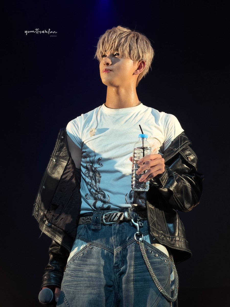 poseeteaveetea's tweet photo. reia and his water bottle
2025 ➸ 2026

#ONEOREIGHT #1OR8 #ONEOREIGHT_V8 #ONEOREIGHT_V8_SG https://t.co/zUOoHJobrI