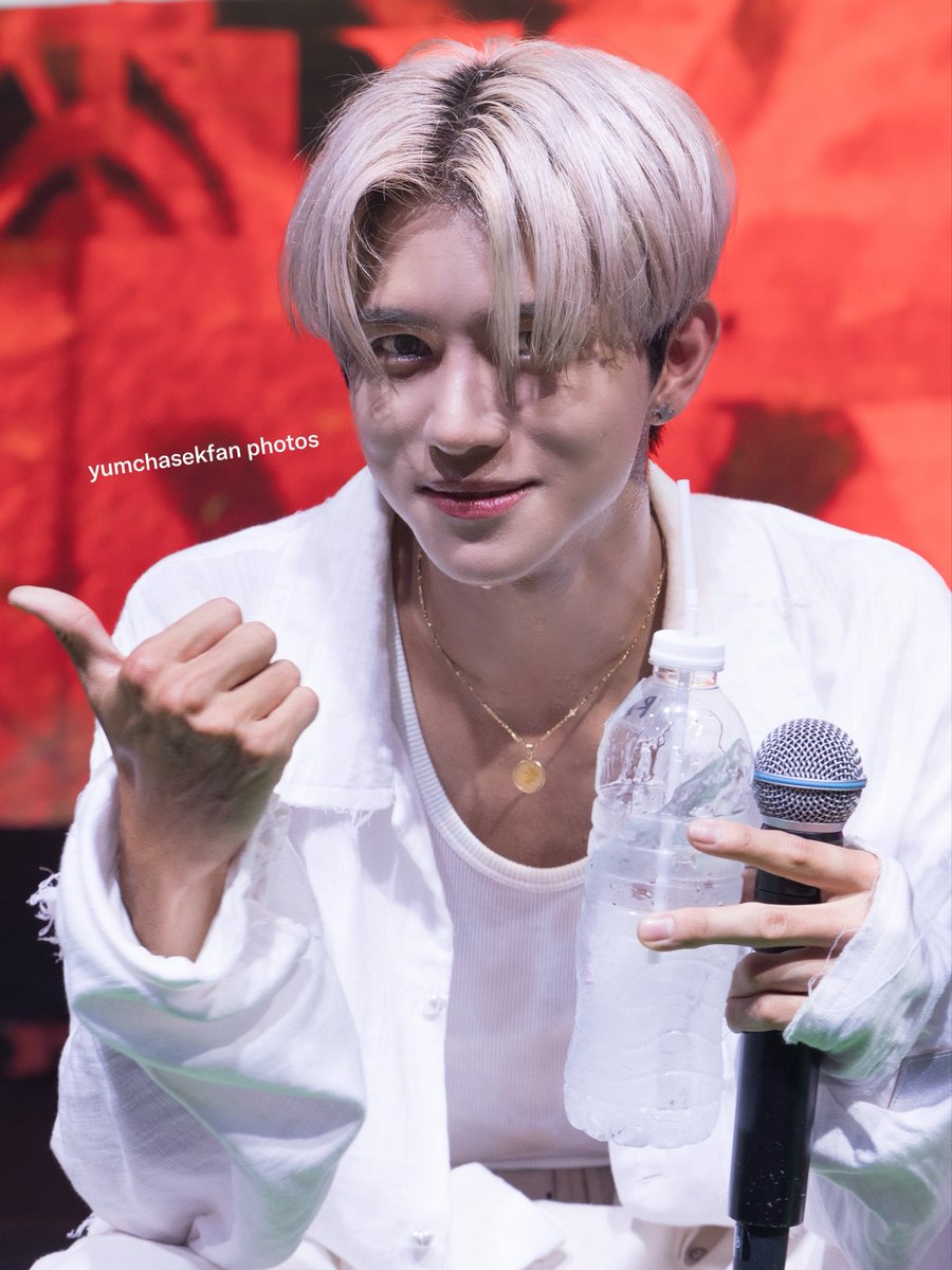 poseeteaveetea's tweet photo. reia and his water bottle
2025 ➸ 2026

#ONEOREIGHT #1OR8 #ONEOREIGHT_V8 #ONEOREIGHT_V8_SG https://t.co/zUOoHJobrI