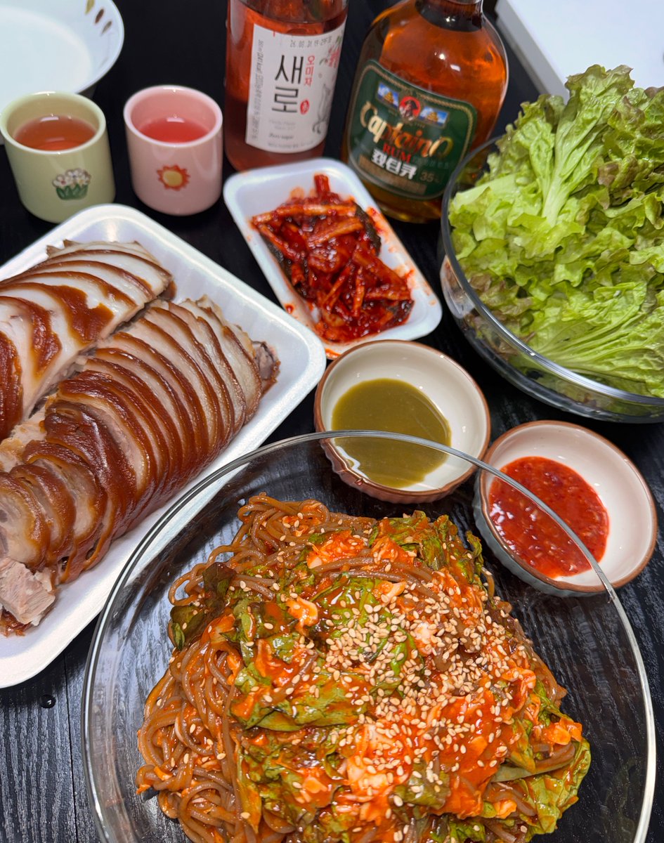 Gomdeukbap's tweet photo. 족발 사오고 막국수는 만들었는데
보성홍차 아이스티 애플티 넣었더니 
ㄹㅇ 파는 막국수 맛이남 https://t.co/qvjUNepgCw