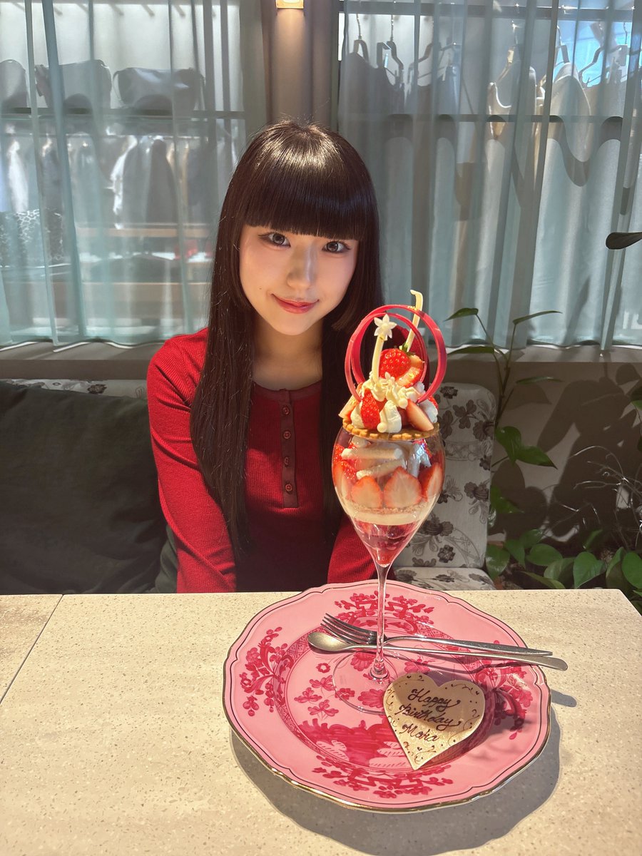 ps_moka1020's tweet photo. 美雨が誕生日のお祝いしてくれた♡🍓
パフェパフェ🎶
凛花ともなも誕プレくれた　うれしっ　😆 https://t.co/7WkcI4l7P3