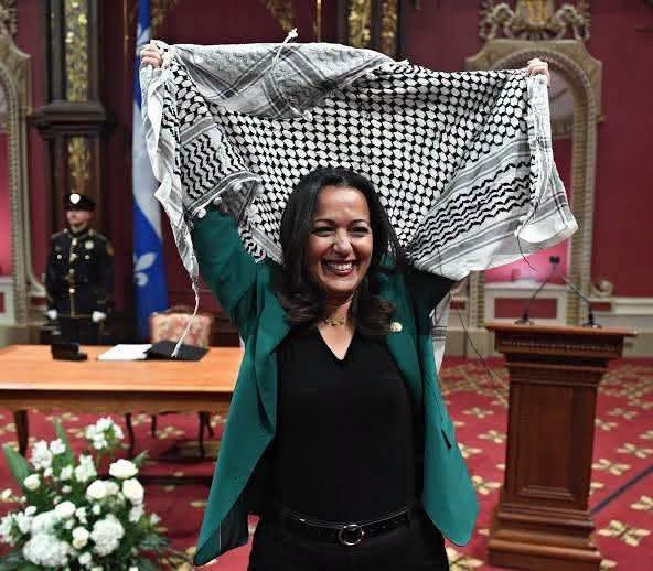 GThibodeau_Mtl's tweet photo. QUÉBEC / Assermentation de Ruba Ghazal
Le keffieh n’est pas un simple foulard

Le 20 octobre 2026, Ruba Ghazal a prêté serment à l’Assemblée nationale. Pendant la cérémonie, elle a pris le keffieh de Manon Massé et l’a brandi.
Elle a parlé d’émotion pure et dit que ce foulard lui rappelle ses ancêtres en Palestine avant 1948. Elle s’est dite 100% Québécoise et 100% Palestinienne.

Le geste a choqué beaucoup de gens. Une pétition demandant sa démission a vite dépassé 29,000 signatures. Ce n’était ni le bon endroit ni le bon moment.

Trois jours plus tôt, en France, des manifestations contre la vie chère ont dégénéré en violences extrêmes et de nombreux pillages. Des drapeaux palestiniens et le keffieh ont été vus dans certains cortèges.
Le brandir à l'Assemblée nationale du Québec n’était pas anodin.

Elle affirme que le foulard lui rappelle ses ancêtres avant 1948. Le vêtement existait déjà, mais c’est surtout Yasser Arafat qui en a fait un symbole politique fort et conflictuel dans les années 1960-1970. La version de Ruba Ghazal simplifie beaucoup.

L’assermentation est un moment officiel. Les députés prêtent serment pour servir tous les Québécois.

Un élu n’est pas là pour décider selon ses émotions personnelles, mais selon les faits et avec la tête froide. Le keffieh est un symbole politique très fort, lié à un conflit loin d’ici.

L’Assemblée nationale représente le Québec. Ce choix de Ruba Ghazal a détourné l’attention et a créé des tensions inutiles. C’est pour ça que j'estime que ce geste était vraiment très mal choisi.

Ce n’est pas anodin du tout.