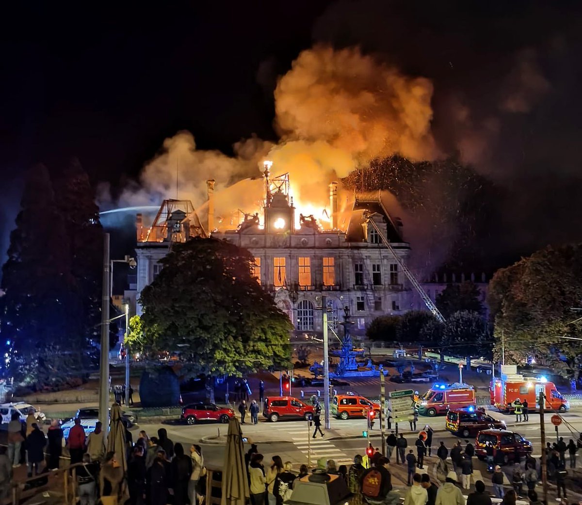 Adqa_inter's tweet photo. 🌇🌇🌇 Hoy, en
©️ 'Historia/tema de INTERÉS GENERAL🌍📣ADQA' ⤵️
📌 La gravísima situación de caos social, violencia y terrorismo callejero sacude las principales ciudades de Francia 🇨🇵📍
⛔️💥🪨🥷🛡👮🏻‍♂️🔥🏫🔥 🚙‼️

👤 Con Jean Clovis Pichon

▶️ ⬇️
https://t.co/x38KUWupYI https://t.co/l9Tlj2tC7o