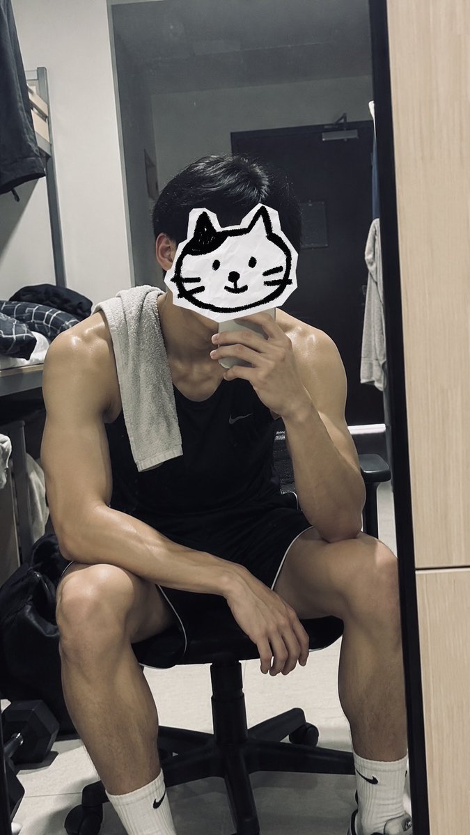 Wuwu811's tweet photo. 第一篇獻給颱風假了（應該啦）
外面風雖然大 但健身完依然全身濕 https://t.co/bIaWdIBUYW