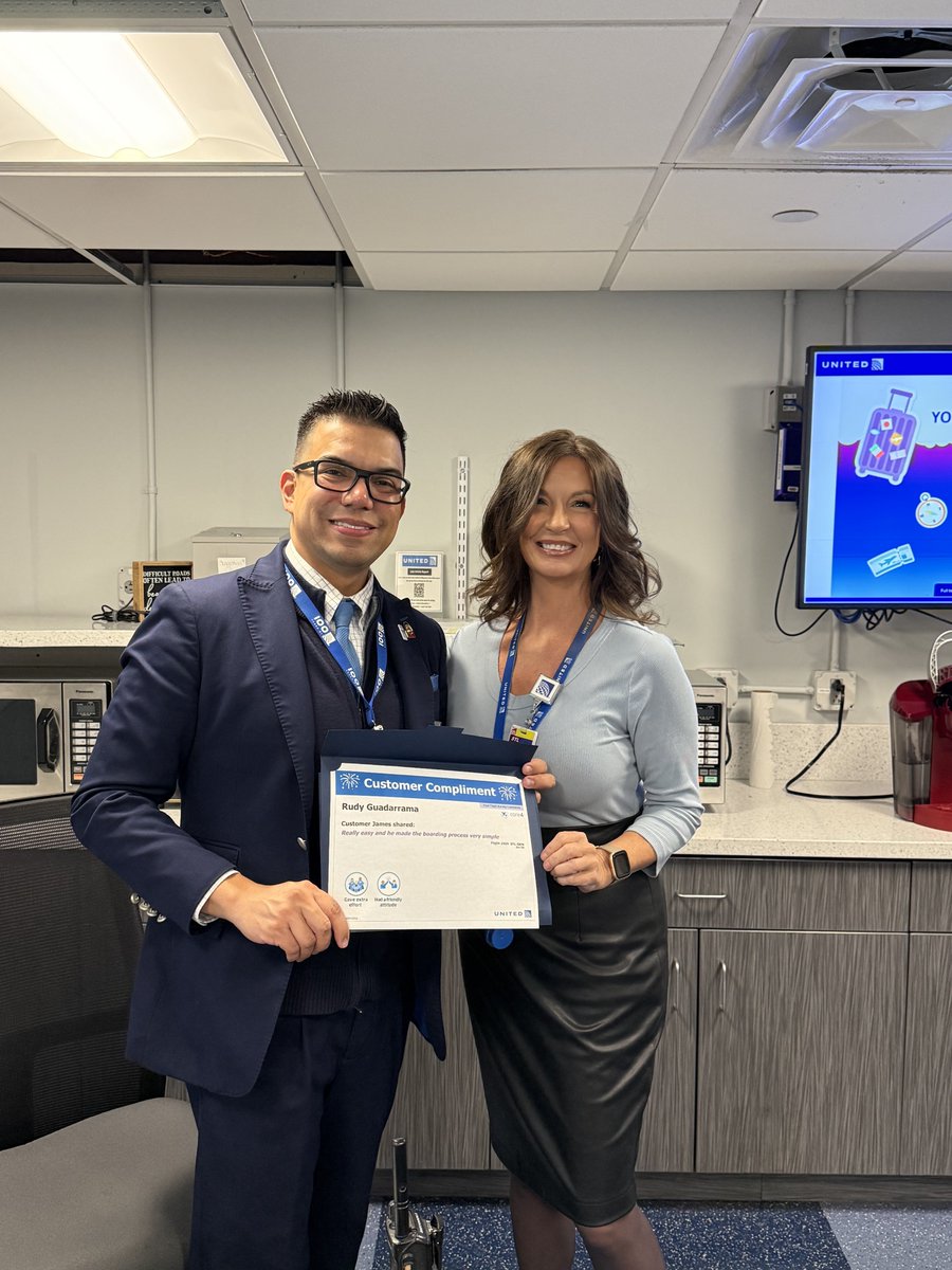 Jennife30114153's tweet photo. Delivering friendly! Love our #STL #UNITEDAIRLINES team! https://t.co/5OPmvcNBJM