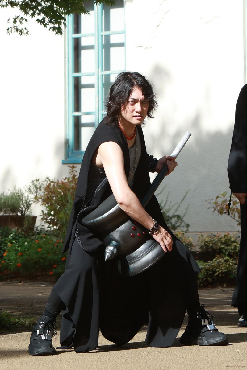 ProjectRED_Toei's tweet photo. 『#オメガホーン』ハンター紹介📢

❖ 激突のバギンズ🔨 ❖
　演／#喜矢武豊
◆角獣：突角変異種
◆必角技：突角ボンバー

イバル連合の一員であり、イバルの名を笠に着てインボカの町を支配していた。
大きくハンマーを振り回し、相手をキャンキャン泣かせるようなハンターバトルが得意だ！ https://t.co/D2yIkmXYT5