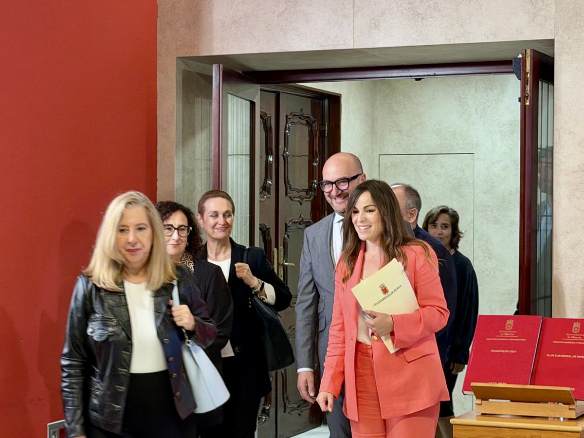Rebeca_Murcia's tweet photo. Damos otro paso más hacia la Murcia del Futuro.

Presentamos un presupuesto récord de 577,85 millones de euros para 2027, un 4,54% más que en 2026, y un Plan Cuatrienal de Inversiones con más de 99 millones hasta 2030.

Más servicios y más inversiones, sin subir impuestos. https://t.co/5lANHmNZpD