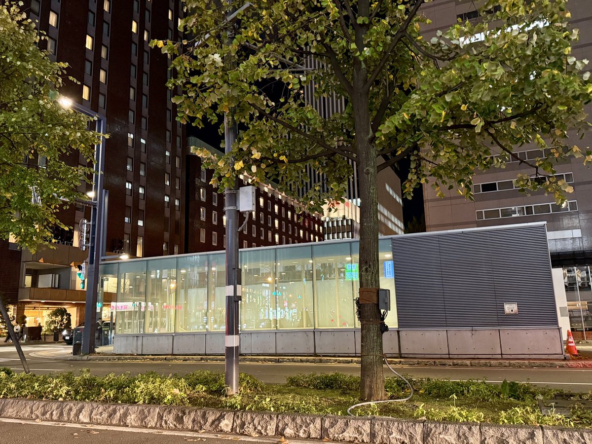 JB64man's tweet photo. 駅前通り、イルミネーションの準備してますねぃ

#札幌 
#イルミネーション https://t.co/ZyszqApk7I