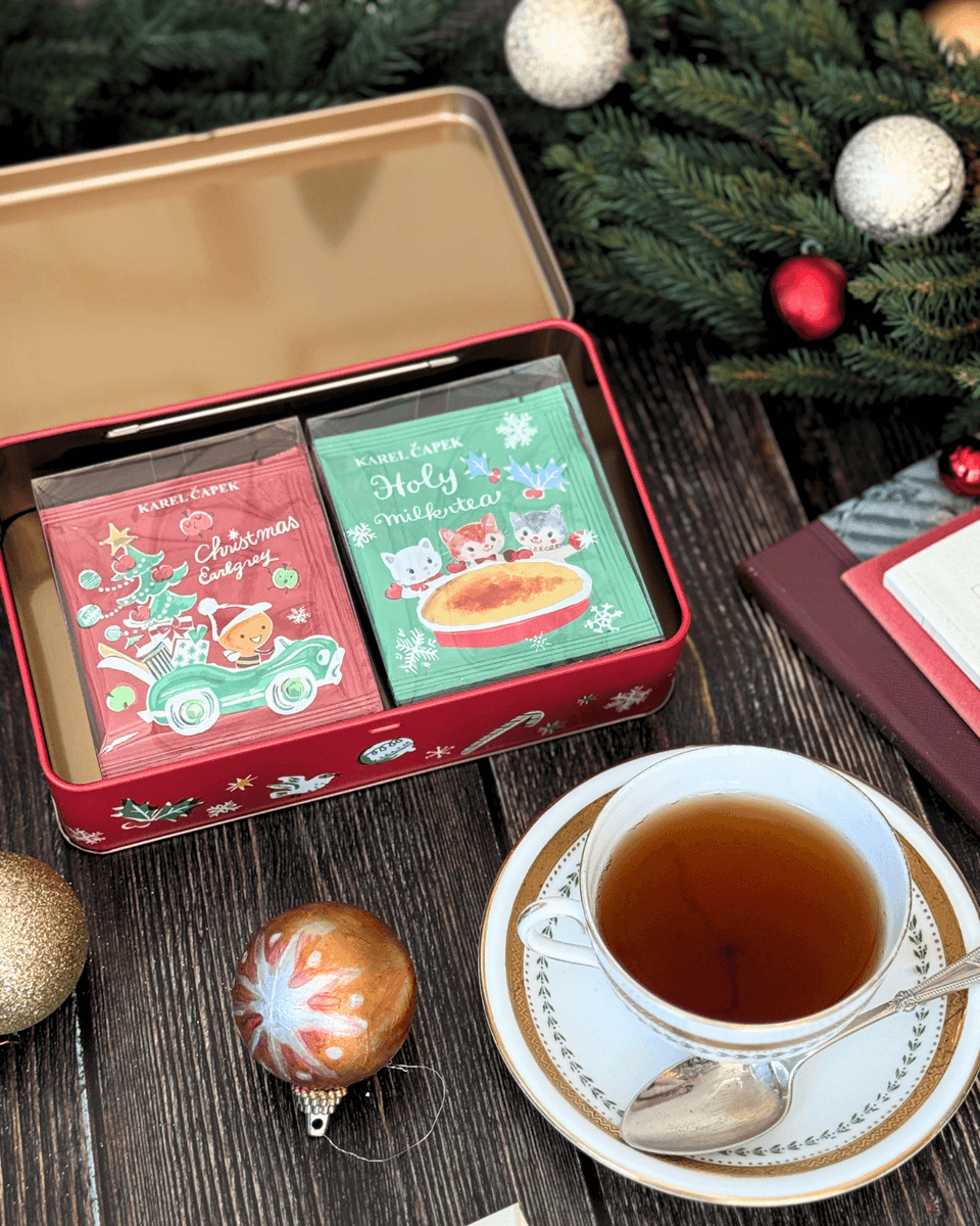 karelabuzzy's tweet photo. クリスマスのプレゼント交換や、冬の手土産に🎁

-------------------
10tea lover缶
バジーのプレゼント便
-------------------
・紅茶10枚を楽しめる
・側面までデザインがぐるり
・飲み終わったら小物入れにも

毎年飾りたくなるクリスマス缶です🎄

https://t.co/P35h1JgmXb

#カレルチャペック https://t.co/xuZCnmTnE4