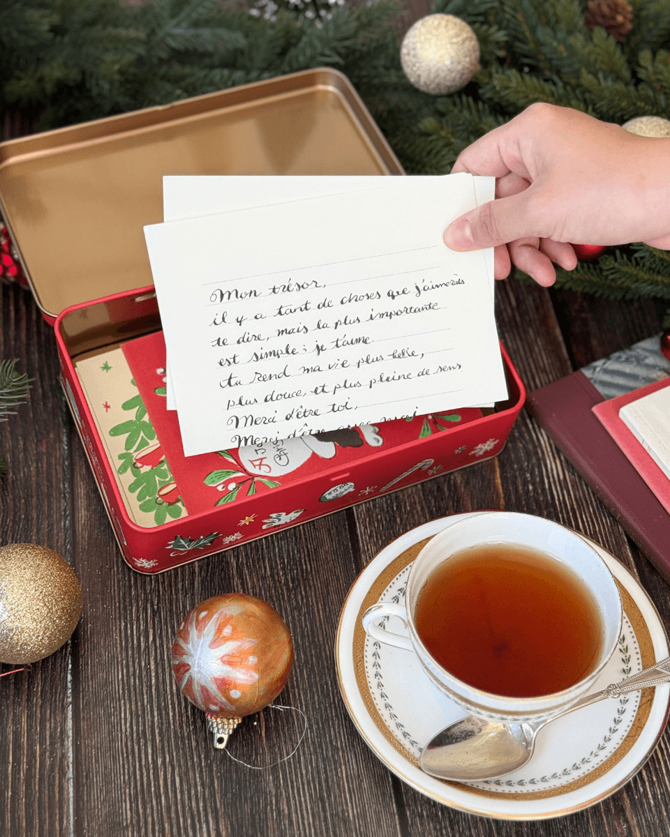 karelabuzzy's tweet photo. クリスマスのプレゼント交換や、冬の手土産に🎁

-------------------
10tea lover缶
バジーのプレゼント便
-------------------
・紅茶10枚を楽しめる
・側面までデザインがぐるり
・飲み終わったら小物入れにも

毎年飾りたくなるクリスマス缶です🎄

https://t.co/P35h1JgmXb

#カレルチャペック https://t.co/xuZCnmTnE4