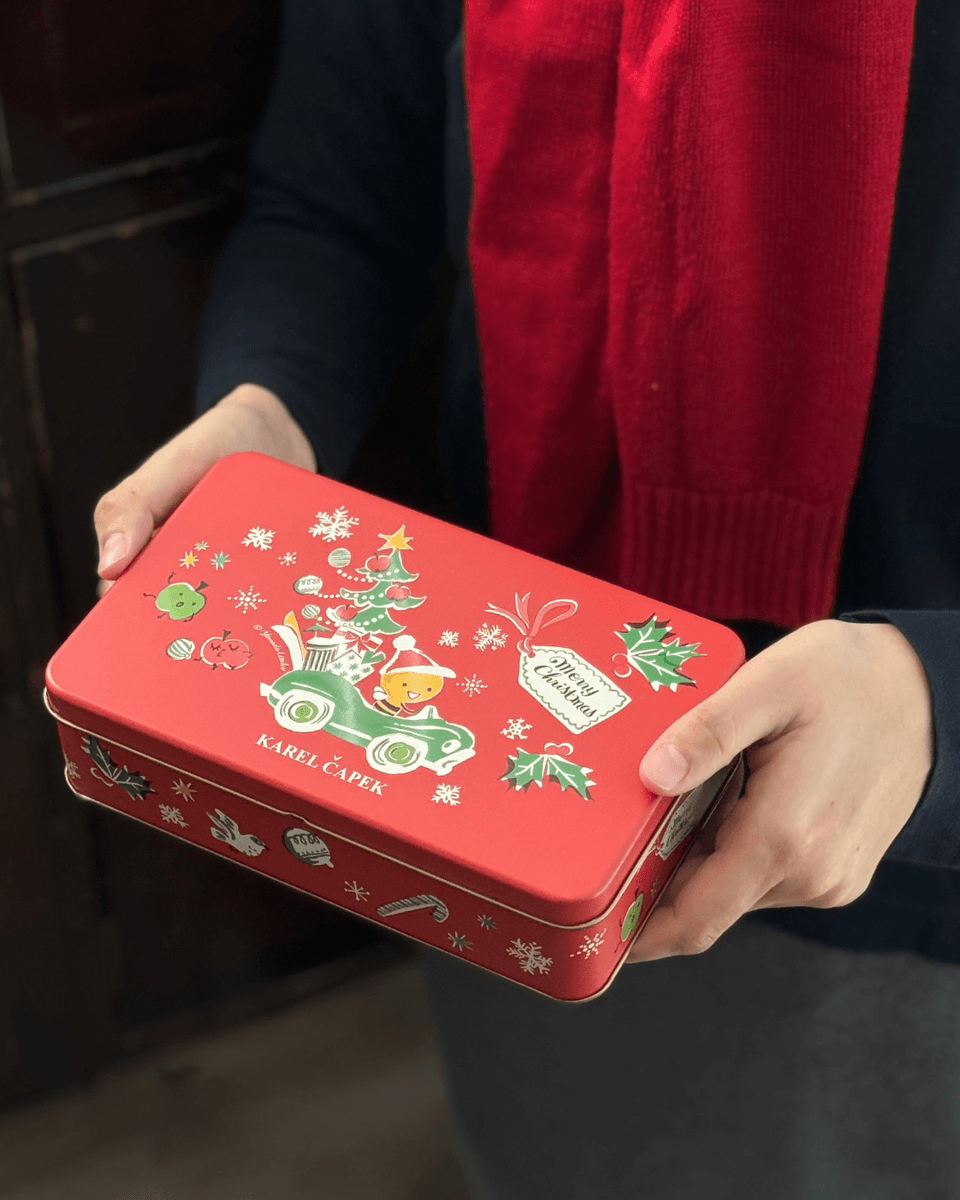karelabuzzy's tweet photo. クリスマスのプレゼント交換や、冬の手土産に🎁

-------------------
10tea lover缶
バジーのプレゼント便
-------------------
・紅茶10枚を楽しめる
・側面までデザインがぐるり
・飲み終わったら小物入れにも

毎年飾りたくなるクリスマス缶です🎄

https://t.co/P35h1JgmXb

#カレルチャペック https://t.co/xuZCnmTnE4