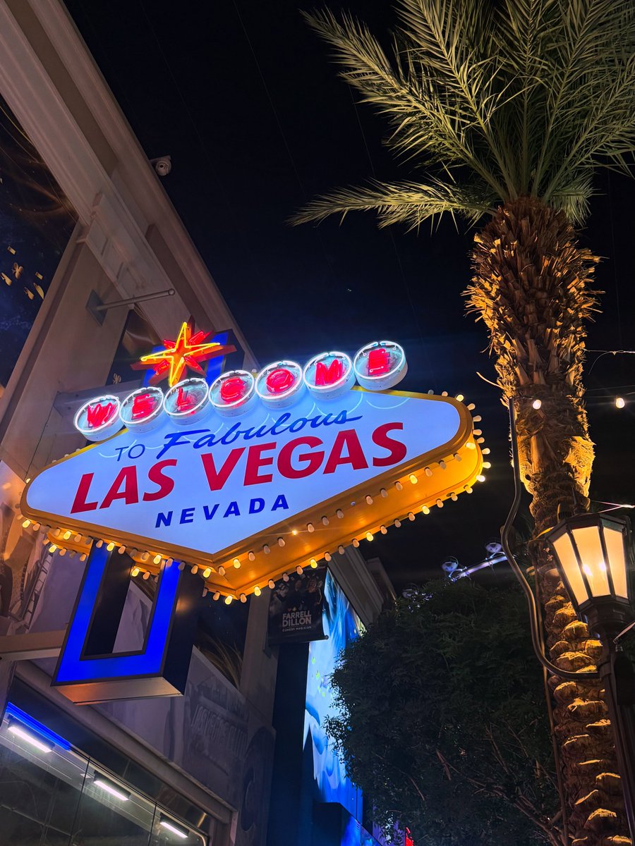 KaareenQ's tweet photo. I really hate Las Vegas... and Las Vegas is about to hate me. Last photo: celebrating like I hit the jackpot after winning exactly zero dollars at the casino. https://t.co/Z5BFmeLAxQ