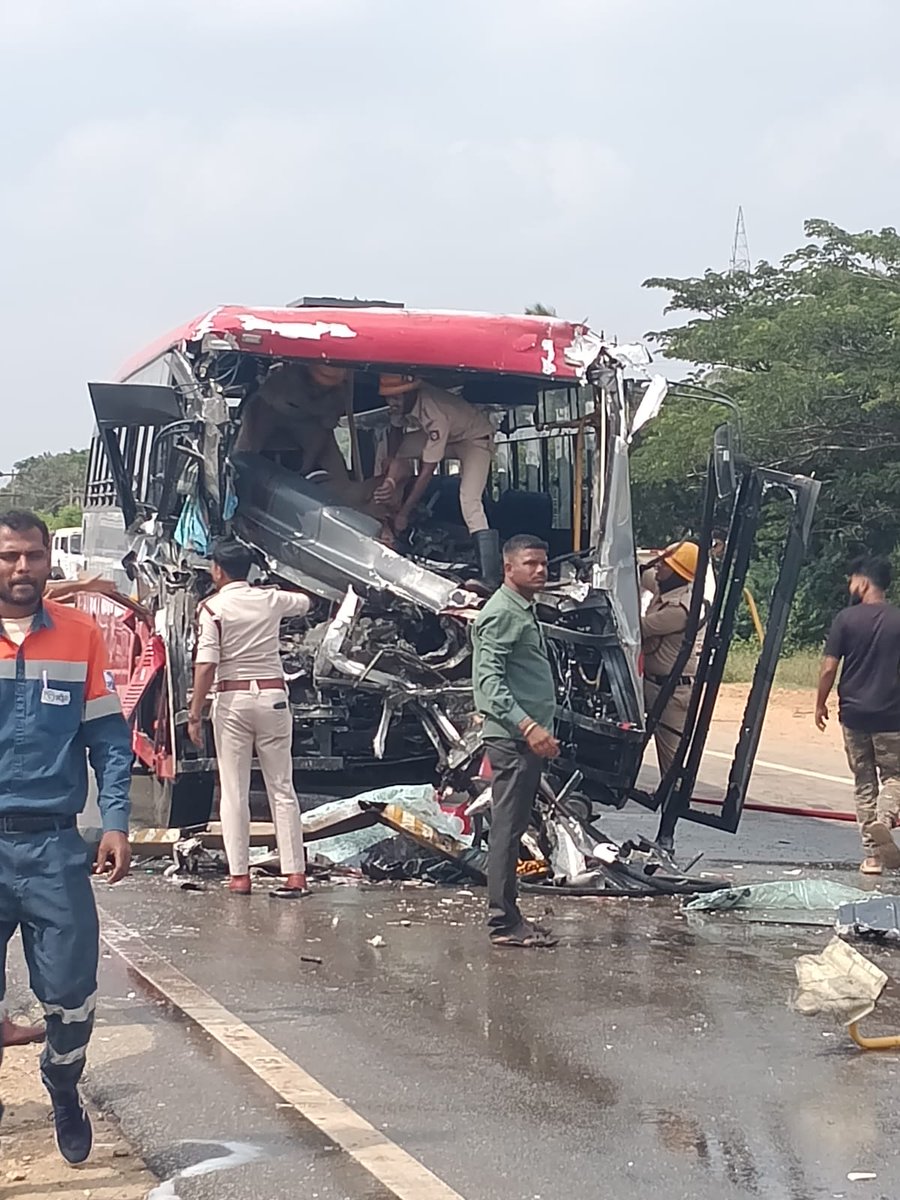 VistaraNews's tweet photo. ಚಿತ್ರದುರ್ಗದಲ್ಲಿ ಲಾರಿ-ಸಾರಿಗೆ ಬಸ್ ಮಧ್ಯೆ ಭೀಕರ ಅಪಘಾತ ; ಚಾಲಕ ಸೇರಿ ಇಬ್ಬರು ಸಾ*

ಸುದ್ದಿ ಲಿಂಕ್​ : 
https://t.co/UQ80sDknow 

#Chitradurga #RoadAccident #LorryAccident #BusAccident #FatalAccident #BreakingNews #TrendingNews #pnsvistara #LatestNews https://t.co/3qbzhkieVI