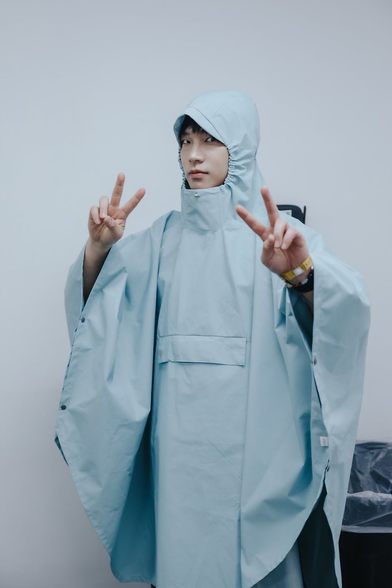 fivetmozero's tweet photo. 비가 1나도 않 들이닥치는 대기실에서도 우비를 입고 귀여움받을 준비를 하고 계신거 웃끼다 https://t.co/qBjYASlX6A