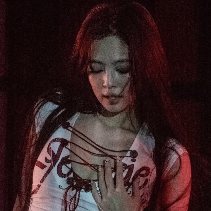 jennschanelbag's tweet photo. will never understand ppl who use ai pics of jennie, is this not enough for you? https://t.co/oAX5imScD4