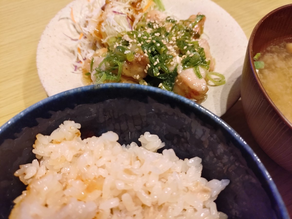 5081GUCCI's tweet photo. 見ずらいかもだけど
鶏もも肉のネギだくだく煮込み！
と、ツナ炊き込みご飯🍚 https://t.co/OQrzcJoUl3