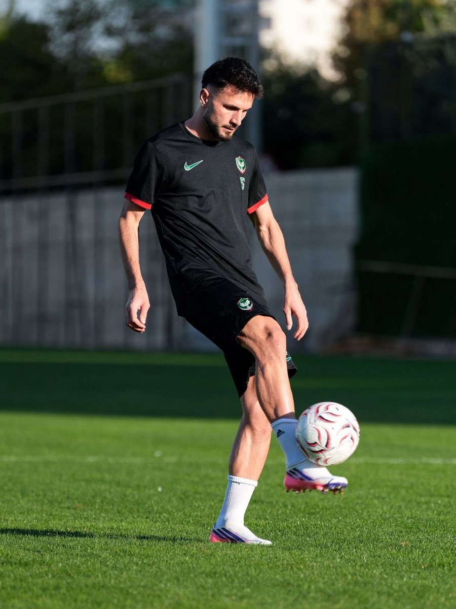 amedsporxpresss's tweet photo. Amedspor’da Dellova takımla antrenmanlara başladı. Yira Sor’da ise yeni bir bölgede zorlanma yaşandı. https://t.co/6WpXyNvbrw